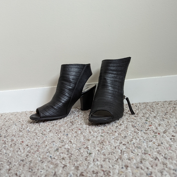 Black heels - Picture 1 of 3